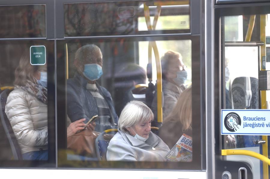 Autobusa šoferis aicina pasažierus noņemt maskas, jo viņam tas neesot vajadzīgs