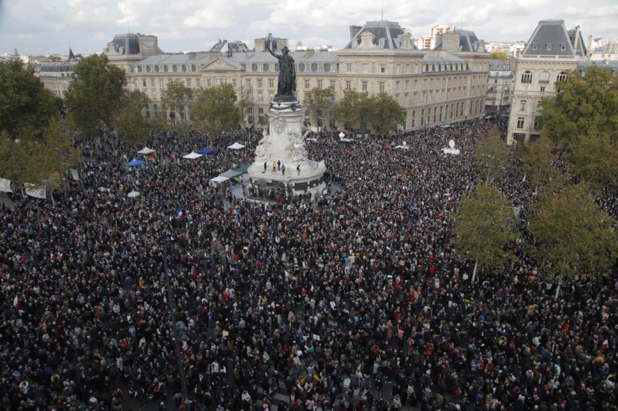 Francijā tūkstošiem cilvēku demonstrācijās piemin nogalināto skolotāju (+VIDEO)