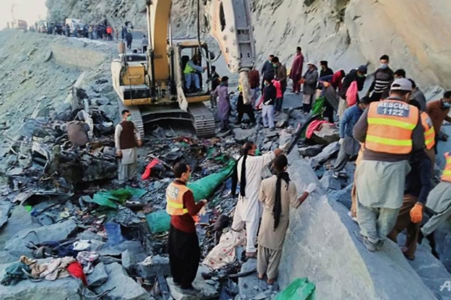 Nogruvums apracis mikroautobusu Pakistānā; gājuši bojā visi 16 tajā braukušie