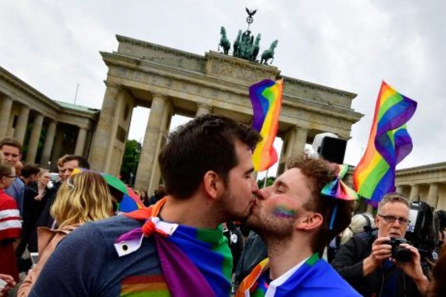 Pāvests Francisks pauž atbalstu homoseksuāļu pāru civilajām savienībām