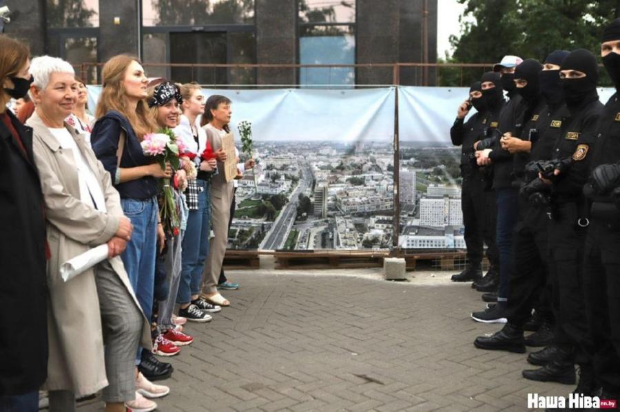 Minskā aizturētas sieviešu demonstrācijas dalībnieces