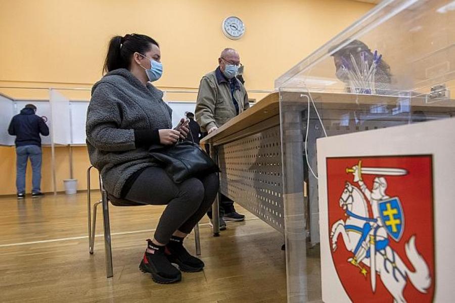 Lietuvā vēlēšanās uzvar opozīcijas partija; plāno veidot koalīciju ar liberāļiem