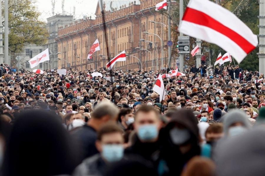 Tautas ultimāta termiņš beidzies: Baltkrievi pirmdien sākuši streikus (+VIDEO)