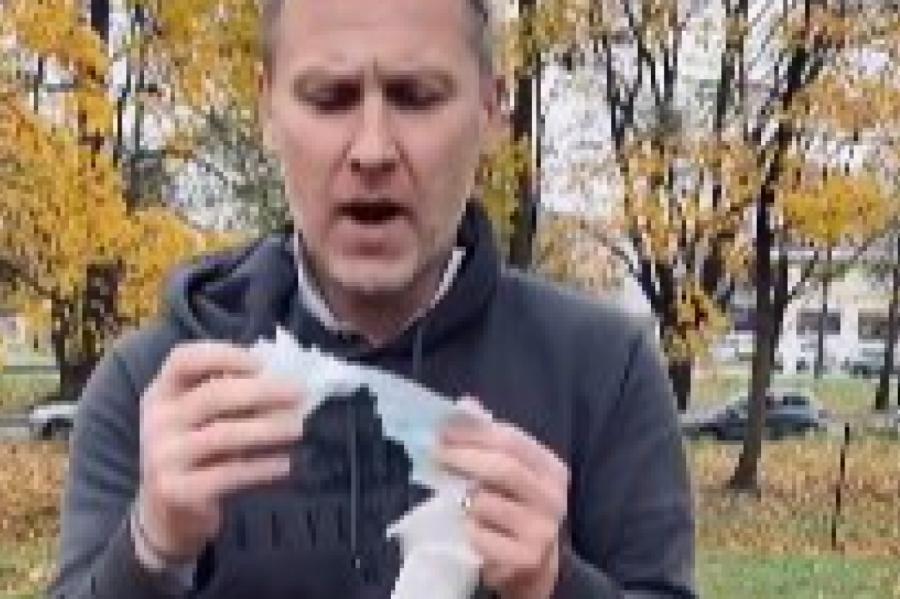VIDEO. Gobzems rāda, ka tirgotās sejas maskas esot parasts tualetes papīrs