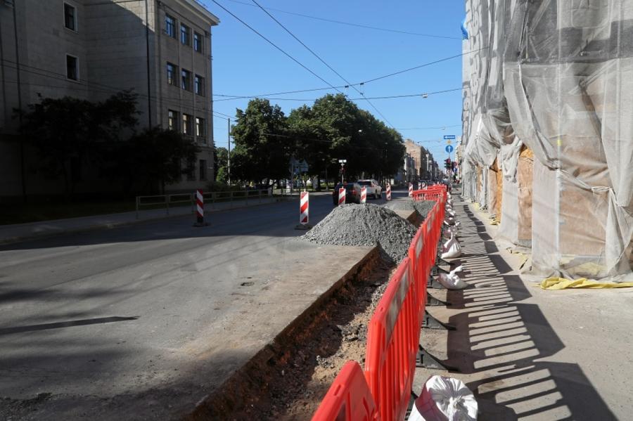 Rīgas domnieki atbalsta pagaidu velojoslu izveidi Čaka ielā