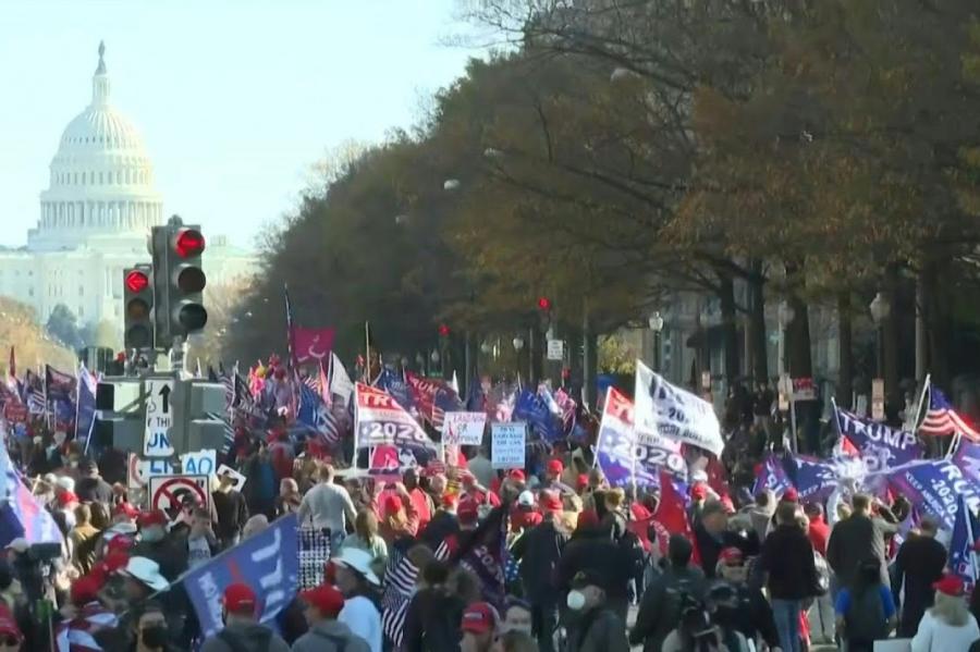 Tūkstošiem amerikāņu iziet ielās, neatzīstot vēlēšanu rezultātu (+VIDEO)