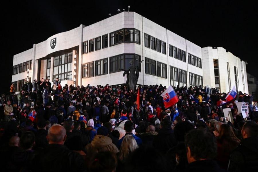 "Apturiet Covid teroru! Mēs vēlamies brīvību!" Slovākijā protestē tūkstoši