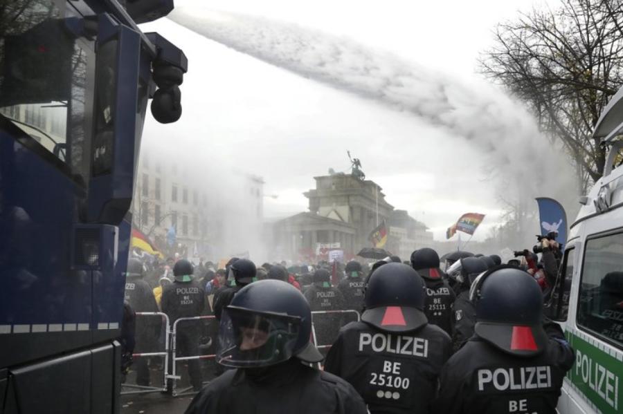 Berlīnē tūkstoši iziet ielās protestā pret Covid-19 ierobežojumiem (+VIDEO)
