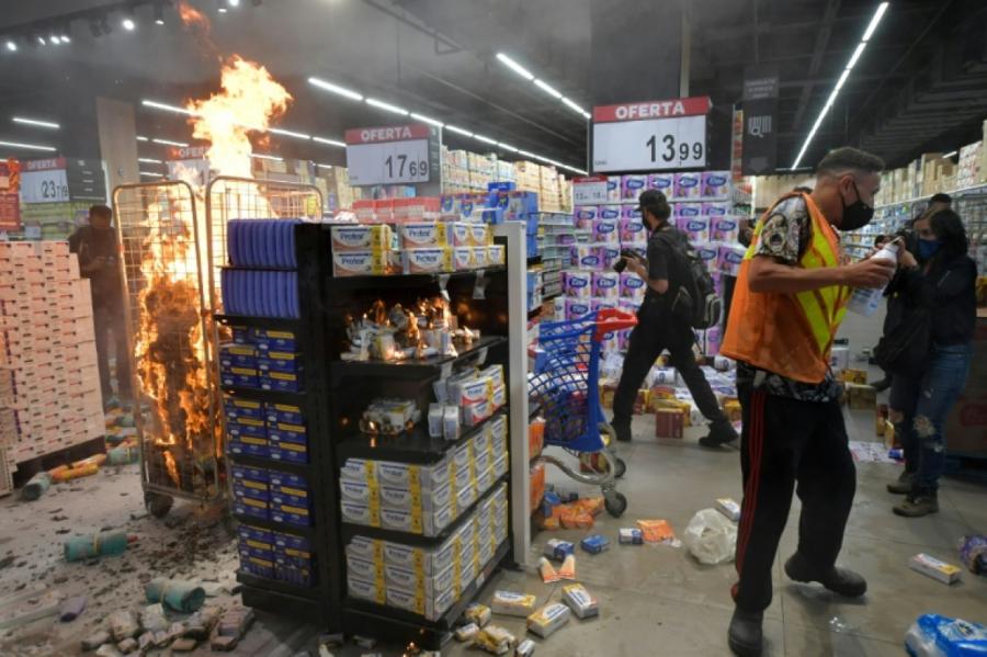 Melnādainais piekauts līdz nāvei lielveikalā Brazīlijā; sākas protesti (+VIDEO)