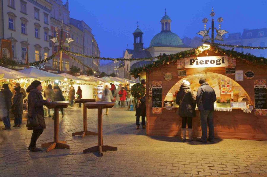 Polijā iedzīvotājus aicina Ziemassvētkos palikt mājās, neapciemot pat radus