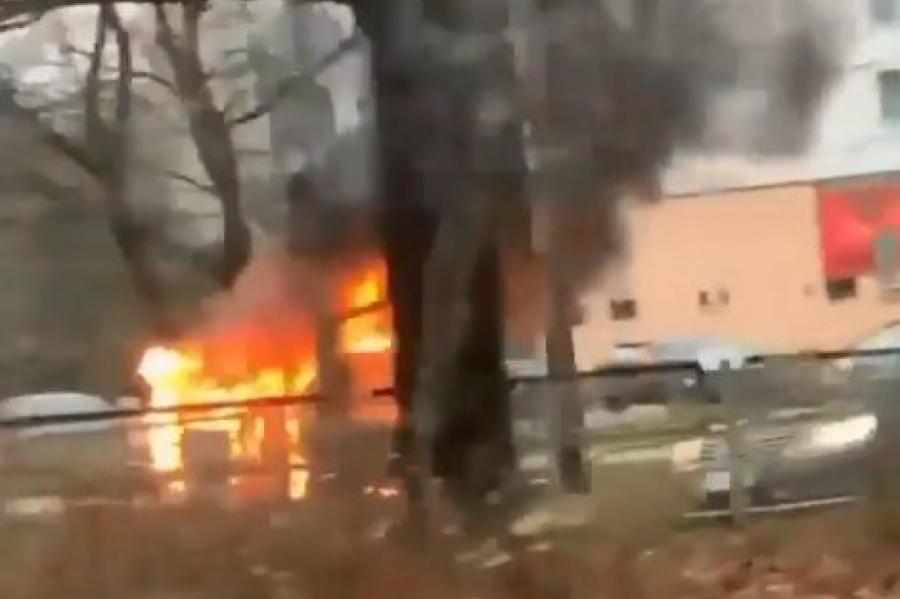 VIDEO. Ziepniekkalnā milzu liesmām nodeg automašīna