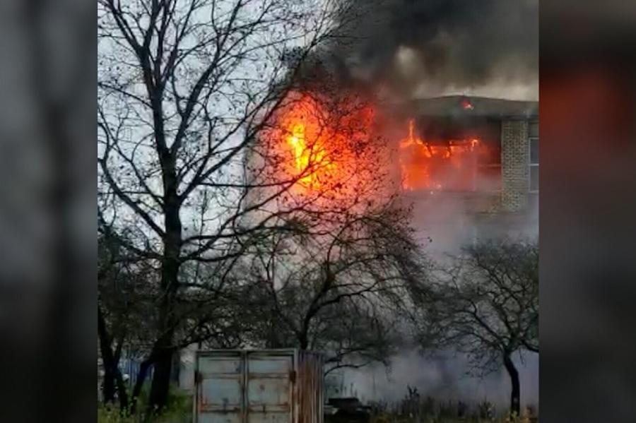 Dzēsa 14 stundas! Likvidēts plašais ugunsgrēks ražošanas ēkā Zasulaukā (+VIDEO)