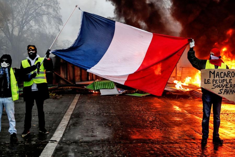 Francijā ielu protestos - ap pusmiljons cilvēku, tie pāraug vardarbībā (+VIDEO)