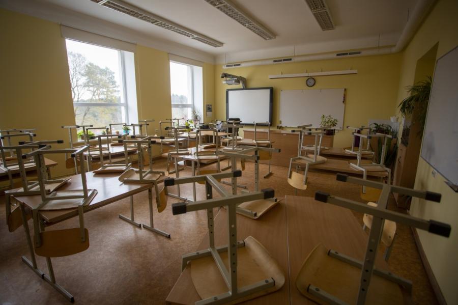 Rīgā pienāk sūdzības par epidemioloģisko prasību neievērošanu skolās. Kādas?