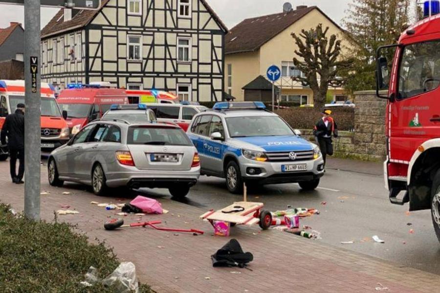 Vācijā gājēju pūlī ietriekusies automašīna; vismaz 4 bojāgājušie (+VIDEO)