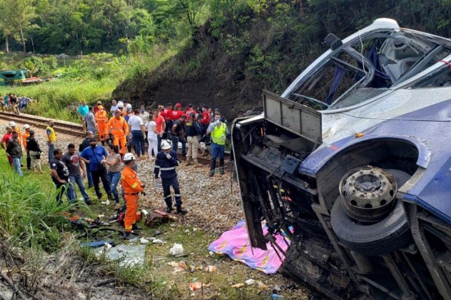 Traģēdija Brazīlijā: Autobusam sabojājoties bremzēm, avārijā 16 bojāgājušie