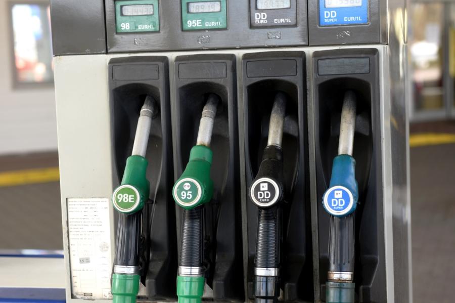 Kas notiek ar degvielas cenām? Rīgā kļuvusi dārgāka dīzeļdegviela (+INFOGRAFIKA)