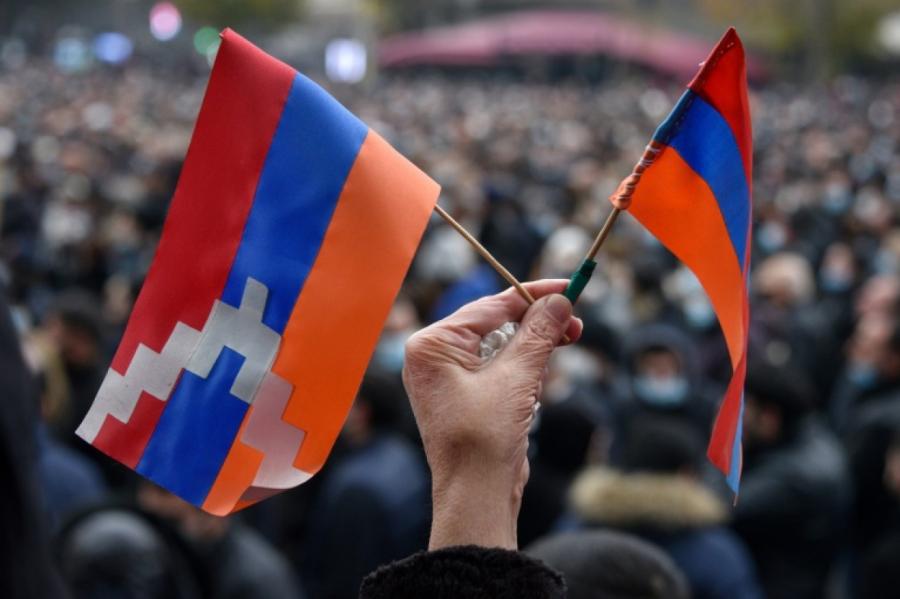 Tūkstošiem protestētāju Erevānā pieprasa premjera Pašinjana atkāpšanos (+VIDEO)