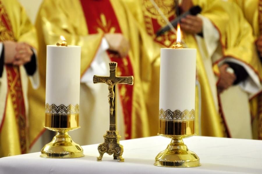 Katoļu bīskapi aicina nemainīt ģimenes un laulības definīciju