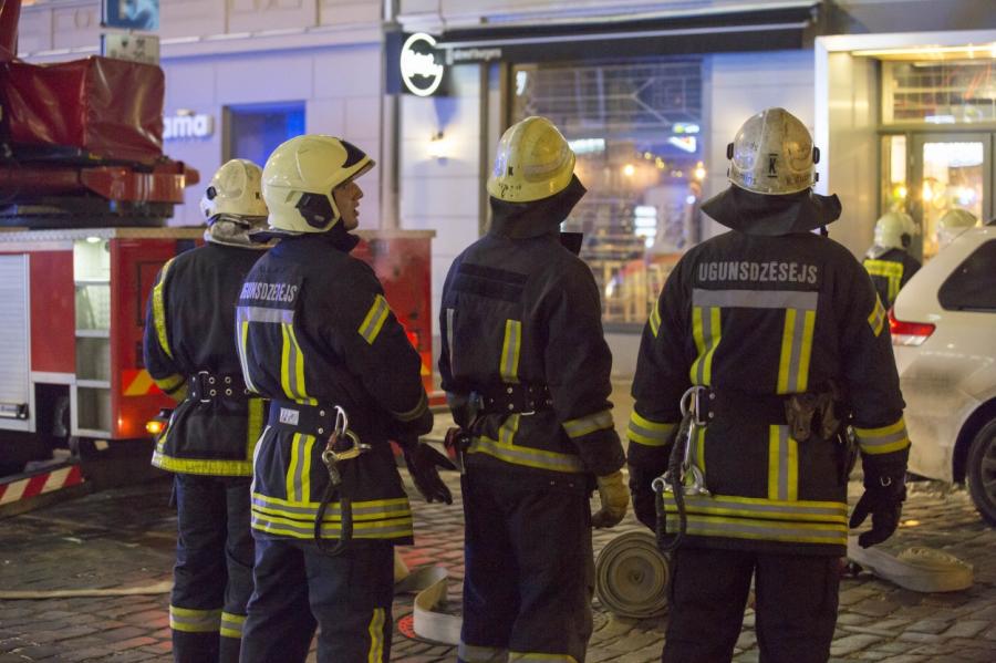 Ugunsgrēka laikā Rīgā no trīsstāvu mājas evakuējušies vairāk nekā 30 cilvēki