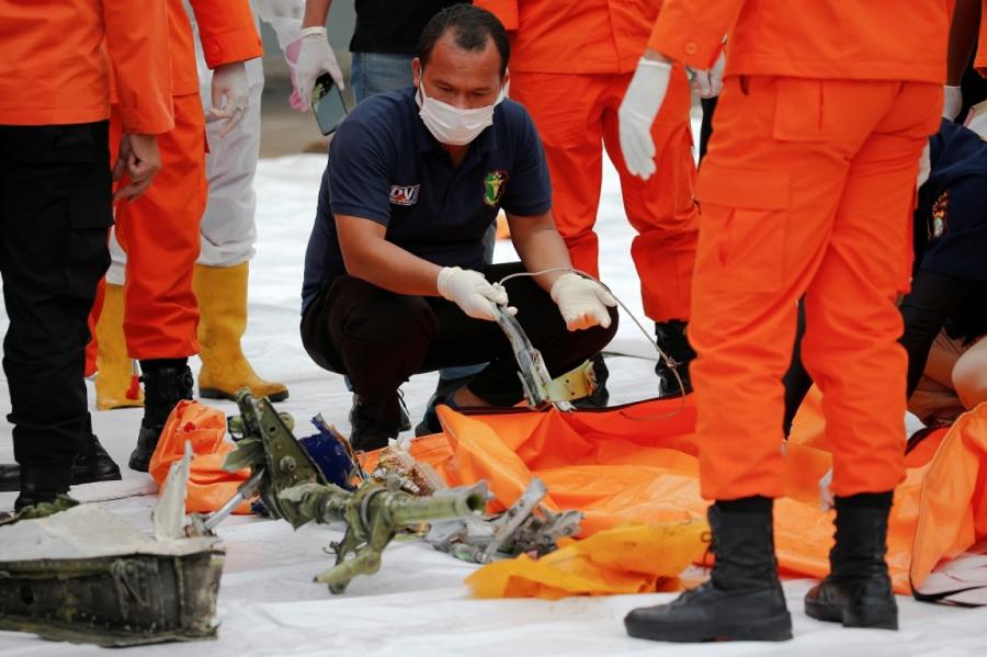 Atrastas Indonēzijā avarējušās lidmašīnas atlūzas