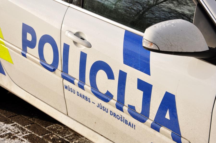 Bauskā aizturēts vīrietis par policijas automašīnas un formastērpa bojāšanu