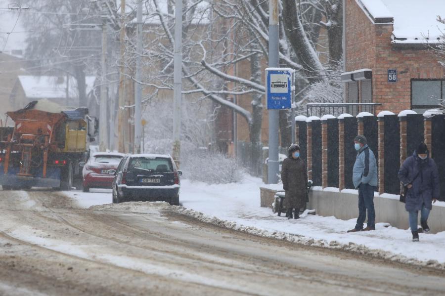 Rīgā veidojas sniega sanesumi un apledojums