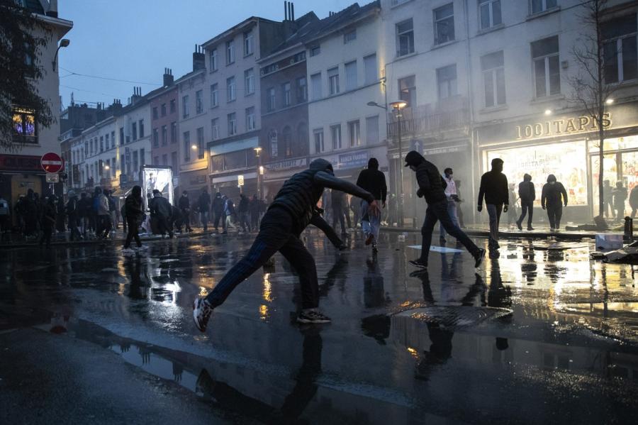 Briselē plašas policijas un protestētāju sadursmes; vairāk nekā 100 aizturēto