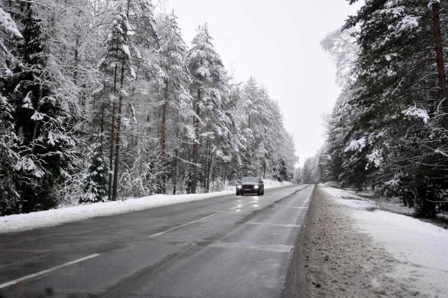Arī šorīt daudzviet Latvijā braukšanu apgrūtina sniegs un apledojums