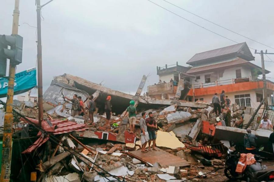 Traģēdija Indonēzijā: Zemestrīcē vismaz 45 bojāgājušie (+VIDEO)