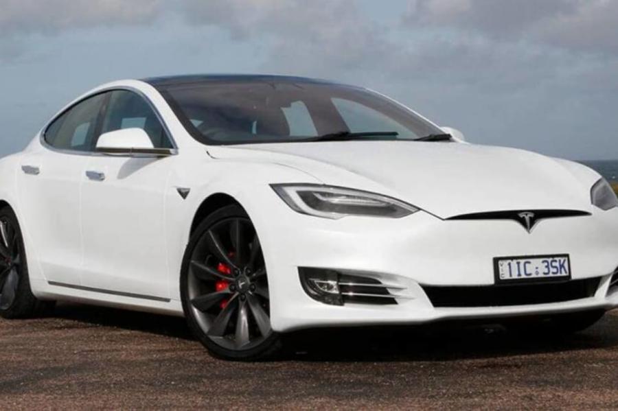 ASV liek Tesla atsaukt 158 000 automobiļu. Kur ir problēma?