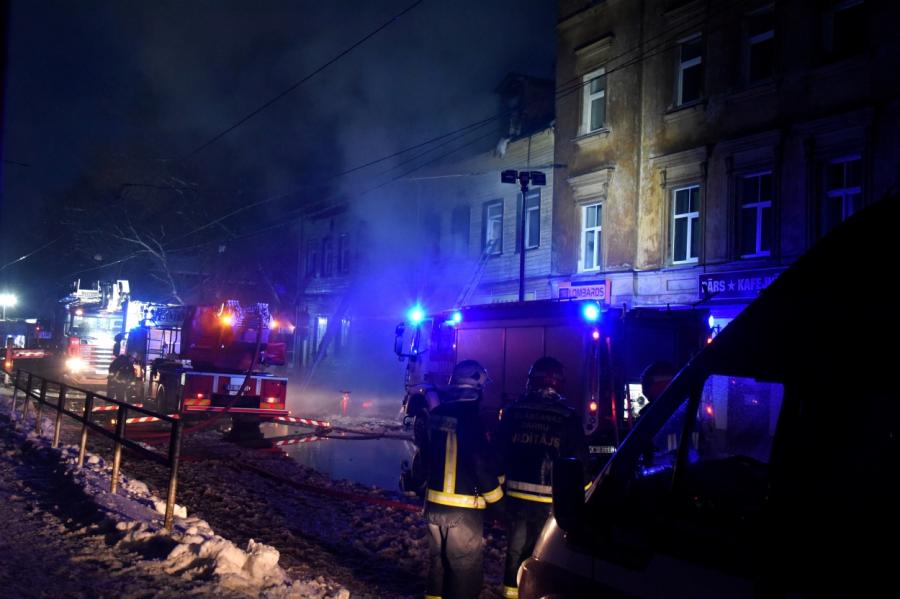 Traģisks ugunsgrēks dzīvojamā mājā Rīgā: Degošajā dzīvoklī atrod līķi