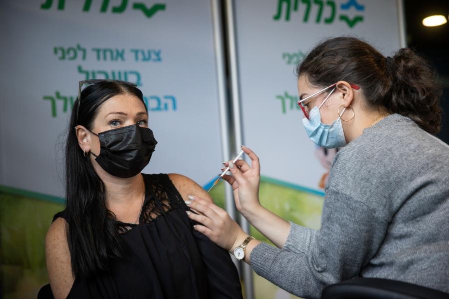 Izraēla vakcinētajiem izdos "zaļās caurlaides". Ko tas nozīmē?