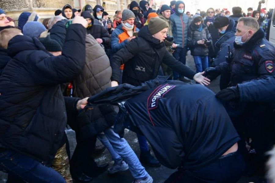 Krievijas sākas Navaļnija atbalsta demonstrācijas; uz Maskavu dodas bruņutehnika