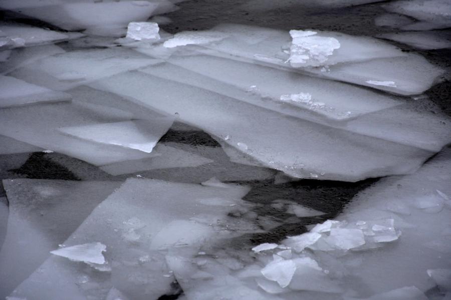 Talsu novadā sestdien ledū ielūzuši 2 cilvēki; viens no viņiem gājis bojā