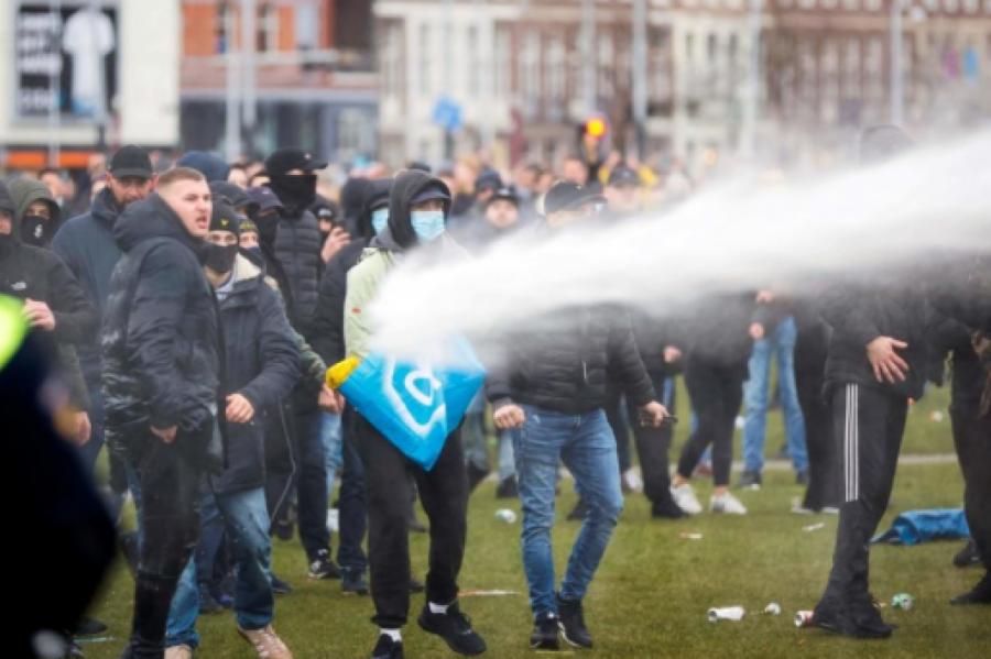 Nīderlandē turpinās protesti pret komandantstundu; notiek sadursmes ar policiju