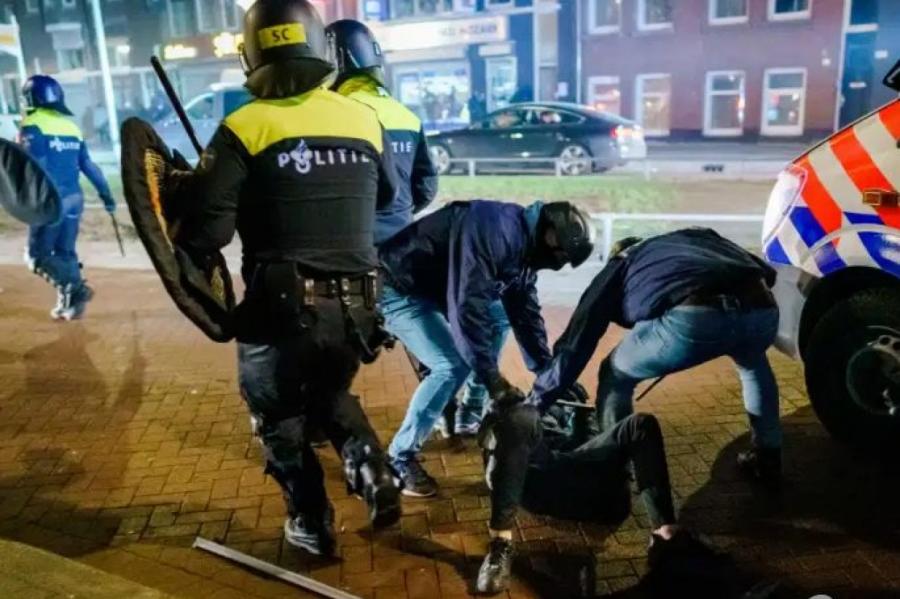 Nīderlandē protestos pret komandantstundu aizturēti gandrīz 200 cilvēki