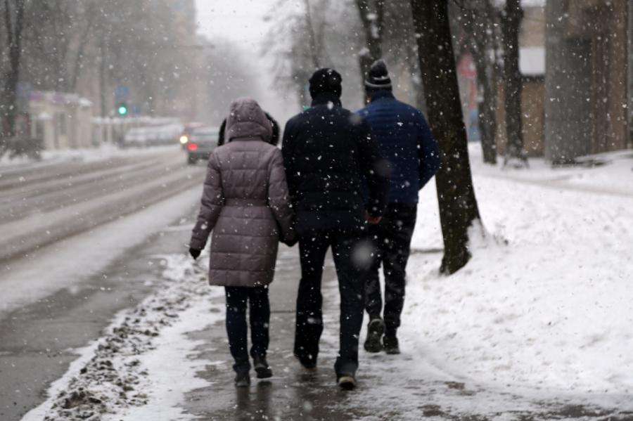 Trešdien Latvijā snigs un līs; Rīgā gaidāmi ilgstoši nokrišņi