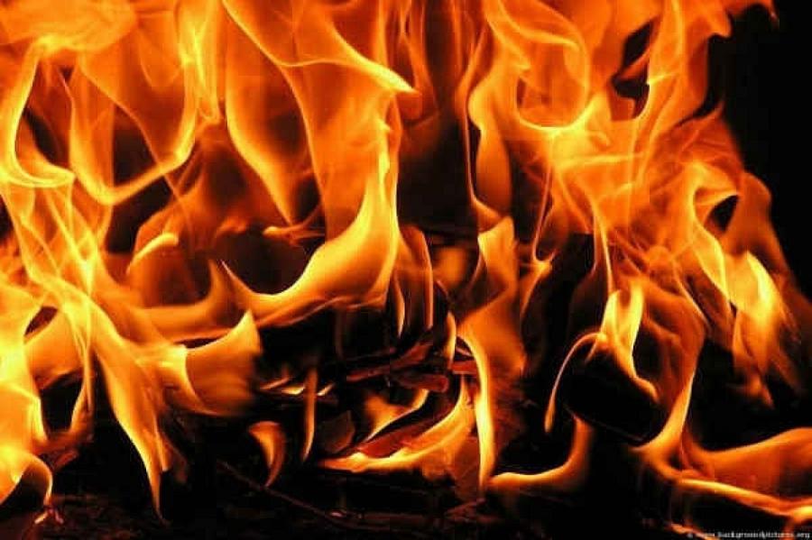 Traģēdija Madonā: Dzīvojamās mājas ugunsgrēkā iet bojā 2 cilvēki un 2 suņi