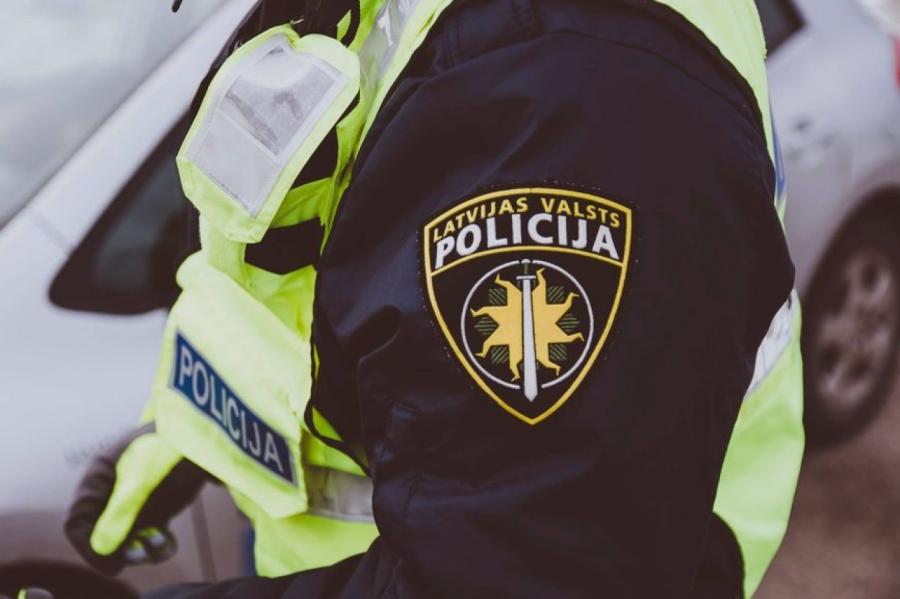 Komandantstundas laikā divi vīrieši Jelgavā slēpjas no policijas skapjos