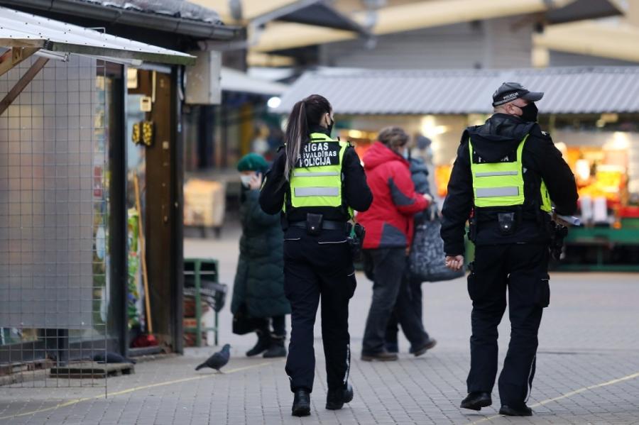 Policija apņēmusies būt stingrāka pret tirgotājiem par jauno prasību neieviešanu