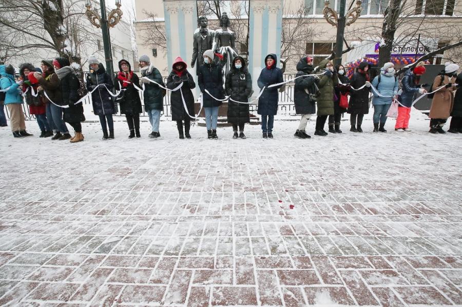 Krievijā sievietes izveido dzīvas ķēdes, protestējot pret represijām