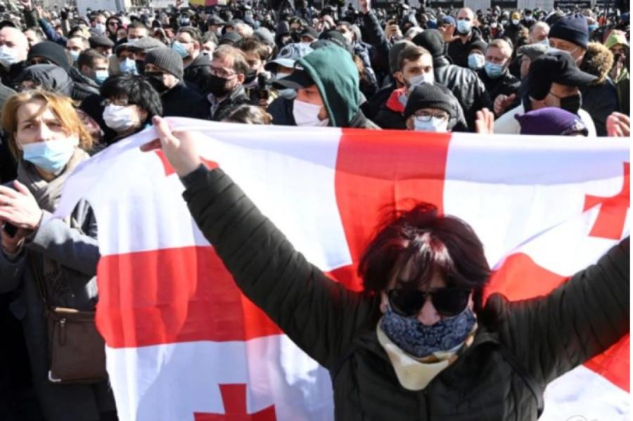 Pēc opozīcijas līdera aizturēšanas Gruzijā otrdien izcēlušies protesti