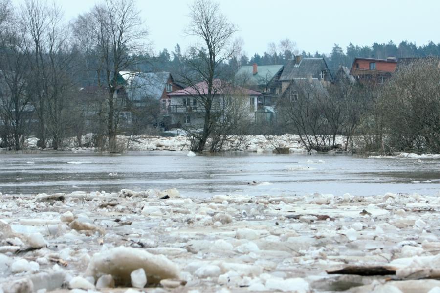 Būs plūdi? Visos reģionos Latvijā strauji kāpj ūdens līmenis upēs