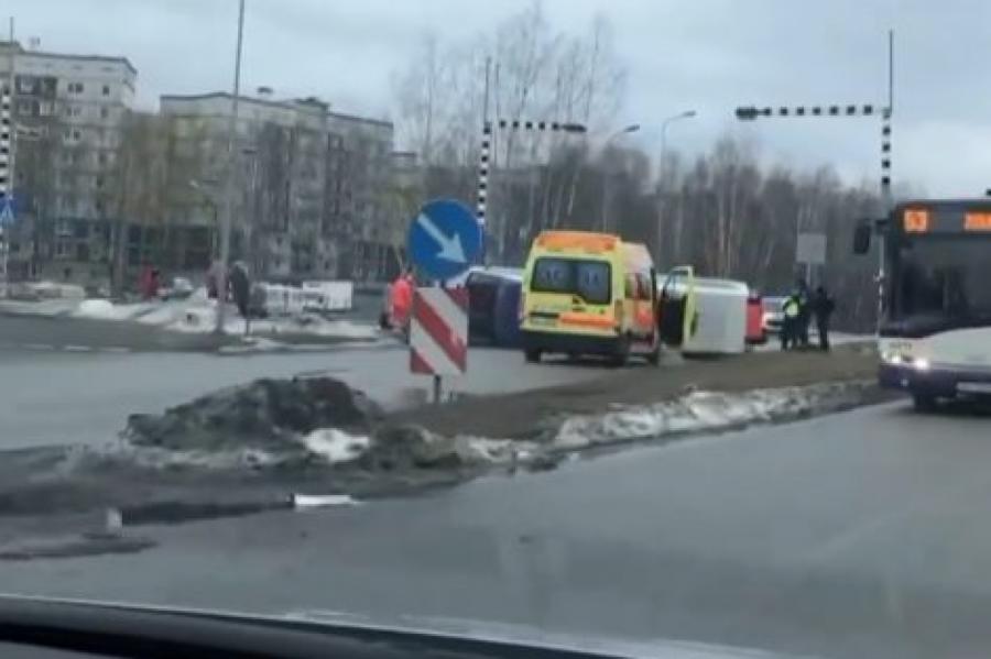 Rīgā, Zolitūdē notikusi smaga autoavārija - apgāzies satiksmes minibuss (+VIDEO)