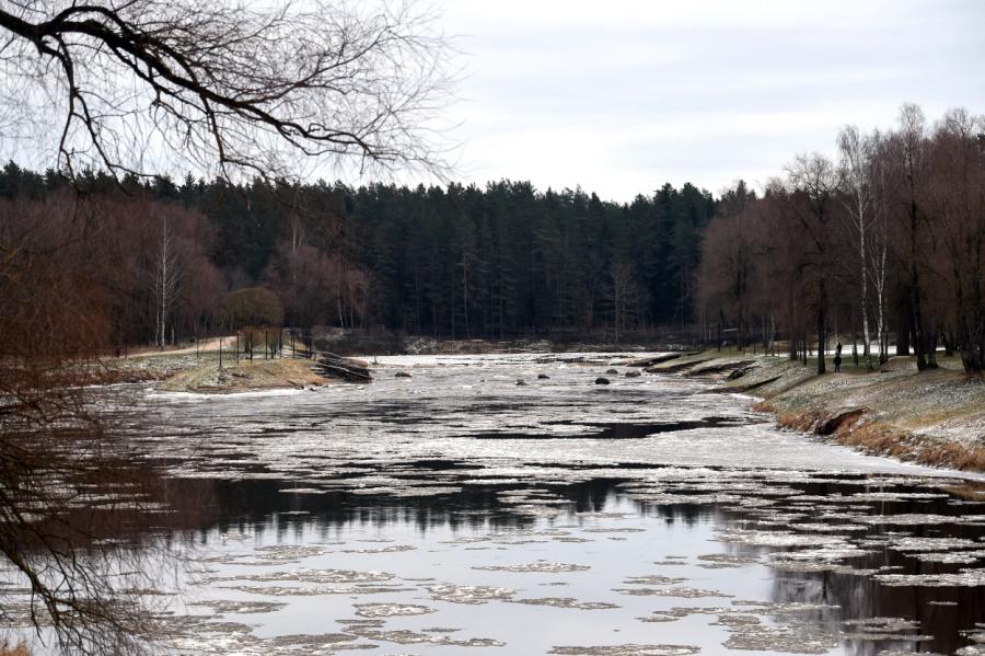 Situācija Latvijas upēs: Daudzviet sākas ūdens līmeņa pazemināšanās