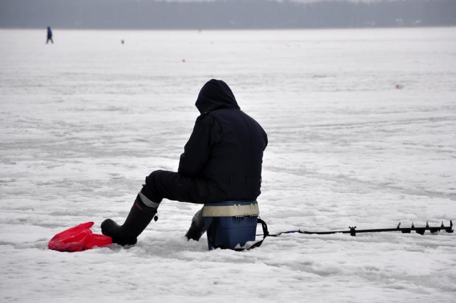 Bezatbildība - sestdien glābti 7 ledū ielūzuši cilvēki! Brīdina ar dronu