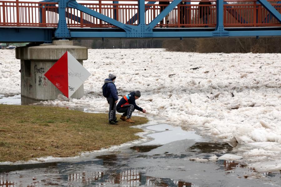 Policija satrauksies! Vērot ledus spridzināšanu Gaujā ieradušies simtiem cilvēku