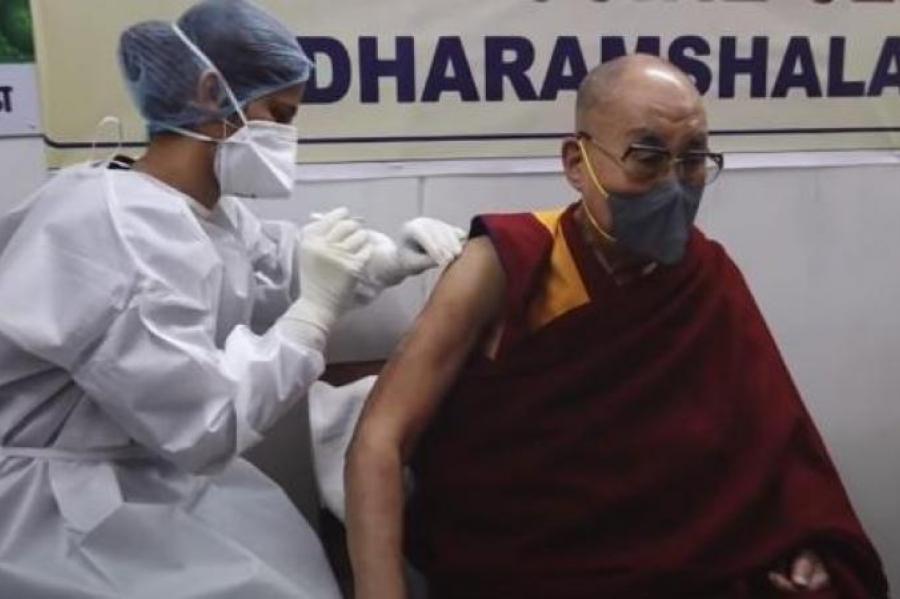 Dalailama potējies pret Covid-19. Kādu vakcīnu saņēma budistu līderis? (+VIDEO)