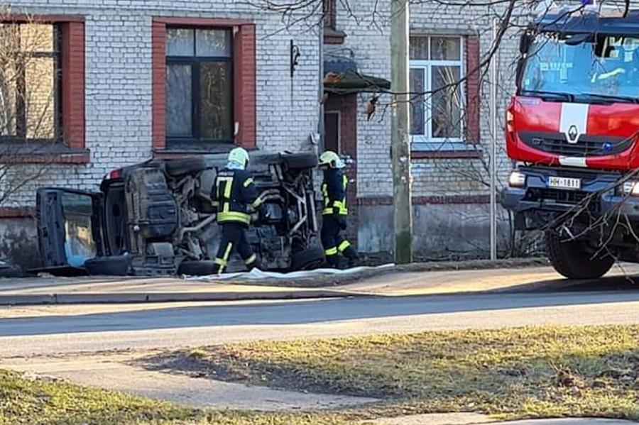 VIDEO. BMW Rīgā ietriecas mājas sienā; šoferis no notikuma vietas aizbēg